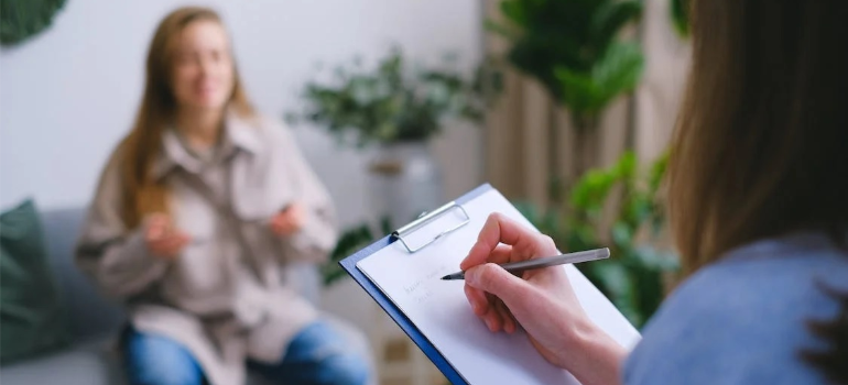 A young woman during a psychotherapy session of an IOP Pennsylvania.