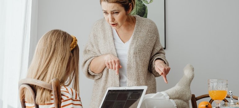 person explaning the Differences Between Physical and Psychological Addiction to another person