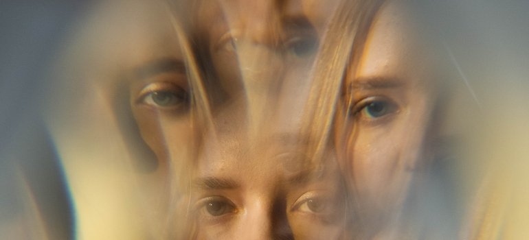 hallucination as one of the ways of recognizing the signs of LSD abuse