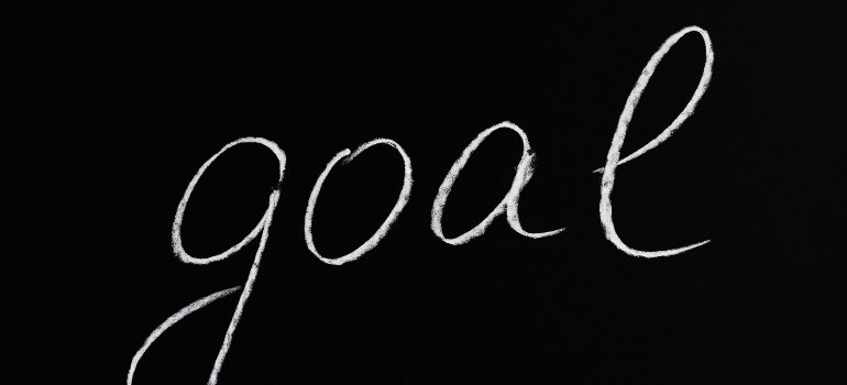 the word "goal", representing the difference between sober living homes and halfway houses