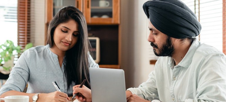 Questions you shouldn't ask a recovering PA addict are the ones with a negative tone and ridicule. Woman asking great supportive question to recovering addict.