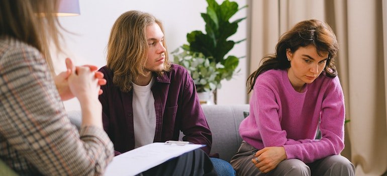 Questions you shouldn't ask a recovering PA addict are judgmental and critical. Couple at therapy session.