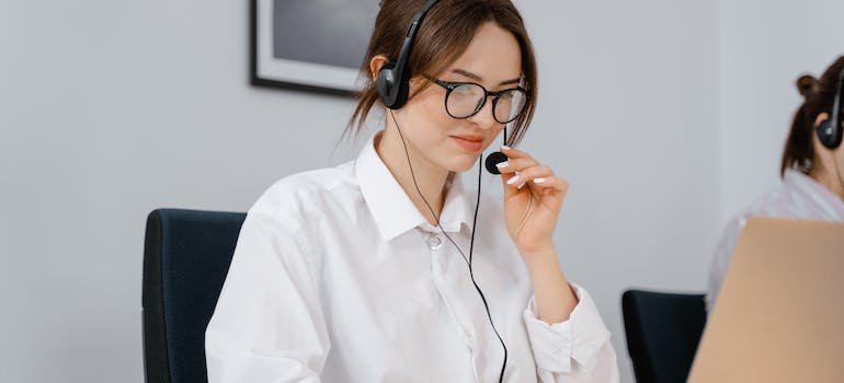 online hotline representative helping someone through a crisis as an example of community resources for alcohol addiction recovery in Pennsylvania