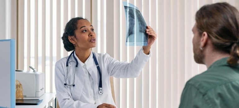 Doctor talking to a patient about Delirium Tremens