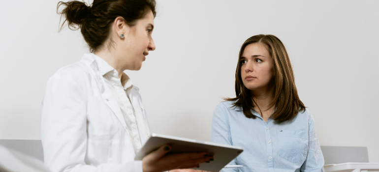 A person sitting in a rehab center receiving information on how to treat cocaine overdose.