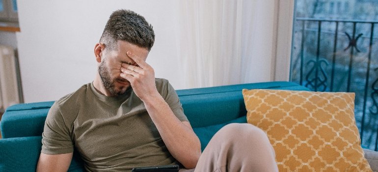 a man feeling unwell after mixing Dramamine and Alcohol 