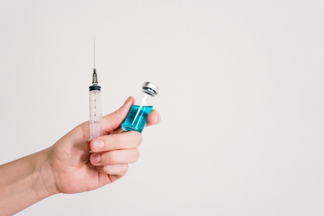 Person holding a syringe and a vial wondering what is ketamin