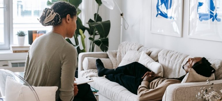 a man at the therapy session talking about How long do the effects of cocaine last