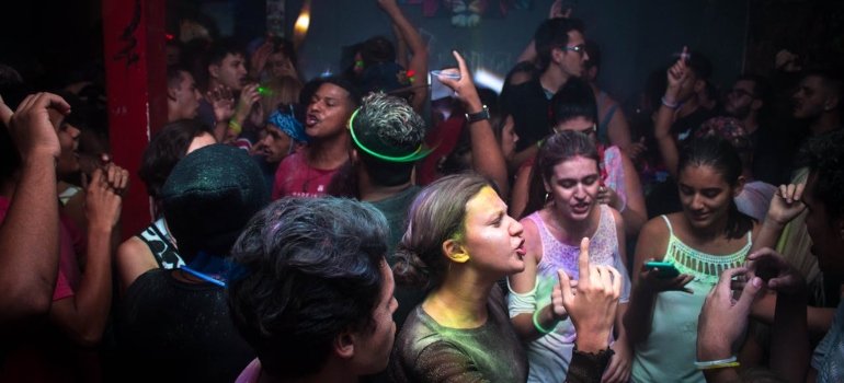 people partying unaware of How long do the effects of cocaine last