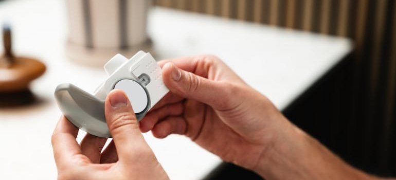 Person holding an inhalation device.