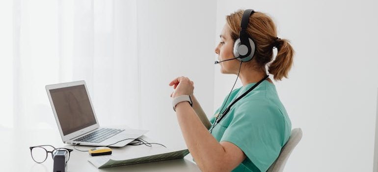 Doctor virtually talking to her patient about alcohol detox at home.