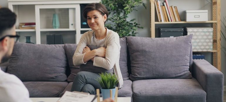 Woman sitting on the couch and talking with her therapist.