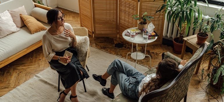 Woman talking about her struggles with the opioid crisis with her therapist.