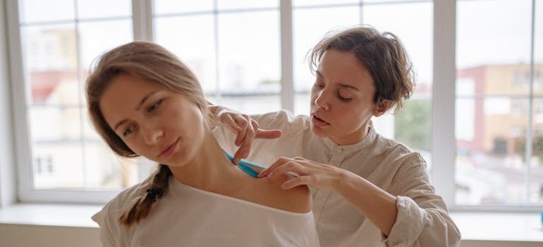 Physical therapist explaining are muscle relaxers addictive to a patient.