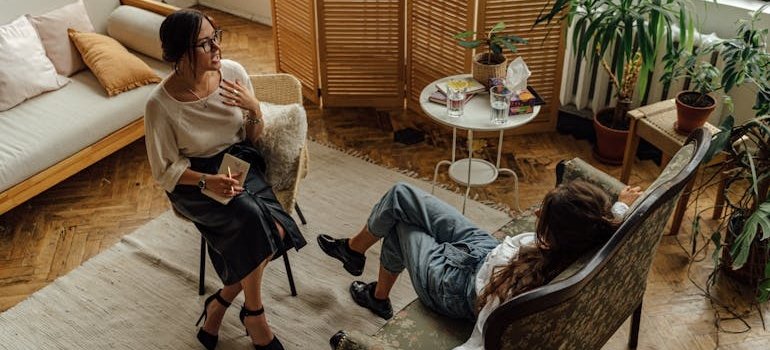 Woman talking about when to stop smoking weed while pregnant with a therapist.