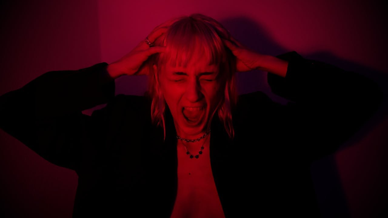 Woman experiencing meth-induced psychosis.