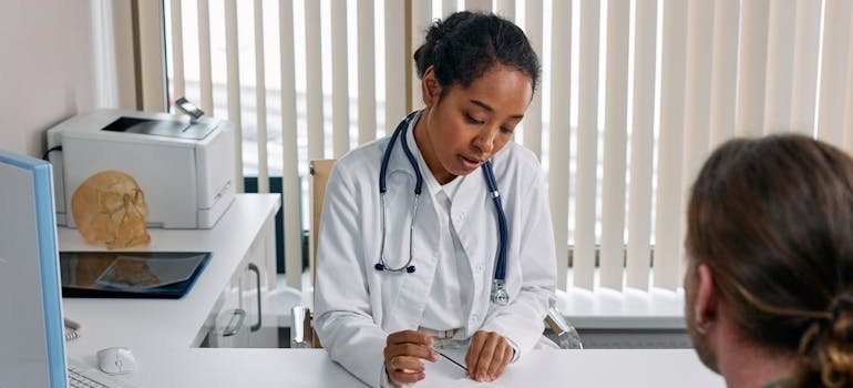 Doctor talking about how to tell if someone is using cocaine with her patient.
