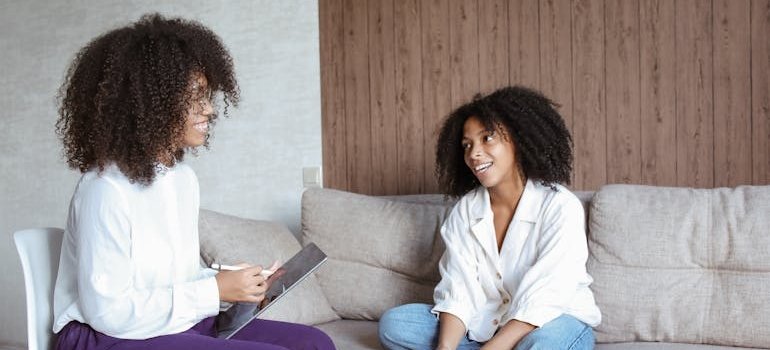 Woman talking with her therapist after spending time in a detox center in Pennsylvania.